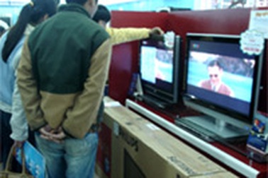 Hàng điện máy thắng vì “bão giá”