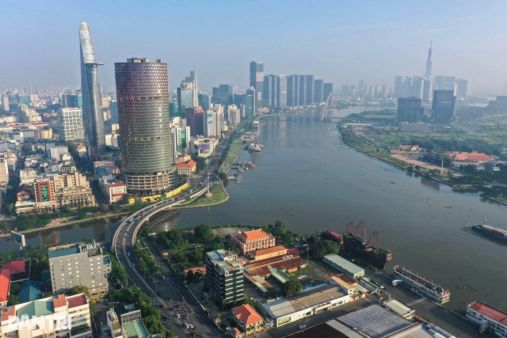 Hiện trạng đường qua dạ cầu Khánh Hội được đề xuất cải tạo để giảm kẹt xe - 1 Hiện trạng đường qua dạ cầu Khánh Hội được đề xuất cải tạo để giảm kẹt xe - 1