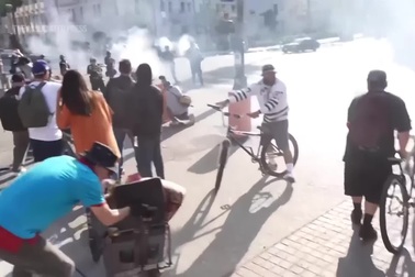 Lực lượng hành pháp Mỹ trấn áp làn sóng biểu tình ở Los Angeles