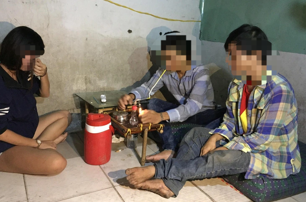 Vì sao 13 cán bộ công an phường ở TPHCM không bị khởi tố Nhận hối lộ? - 1 Vì sao 13 cán bộ công an phường ở TPHCM không bị khởi tố Nhận hối lộ? - 1