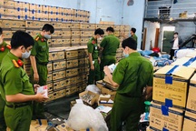 Bắt giam nữ giám đốc cầm đầu đường dây sản xuất găng tay y tế giả