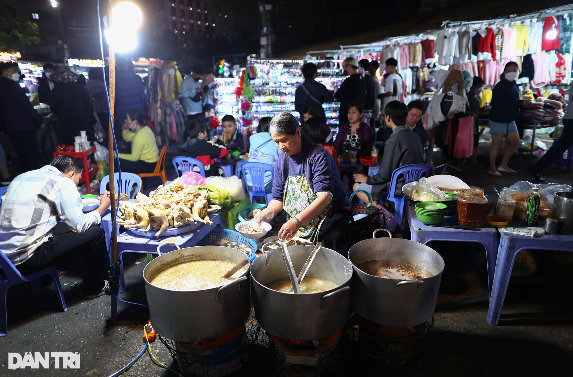 Du khách chen chúc tham quan ở chợ đêm lớn nhất thành phố ngàn hoa - 10 Du khách chen chúc tham quan ở chợ đêm lớn nhất thành phố ngàn hoa - 10