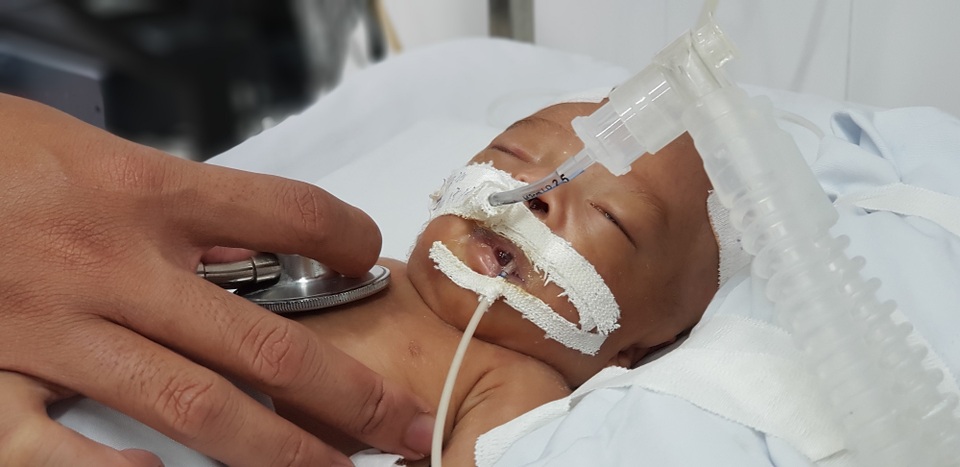 Sự sống mong manh của bé trai bị bỏ rơi hấp hối trong sân chùa - 6 Sự sống mong manh của bé trai bị bỏ rơi hấp hối trong sân chùa - 6