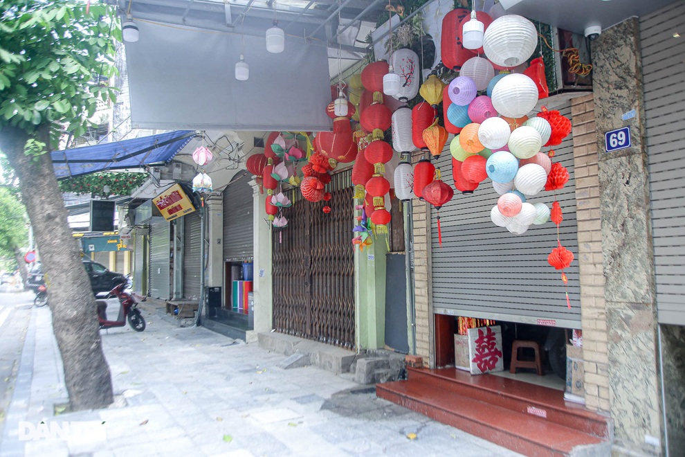 Cận rằm tháng 7: Phố Hàng Mã đìu hiu, vài tiểu thương vẫn hé cửa bán hàng - 2 Cận rằm tháng 7: Phố Hàng Mã đìu hiu, vài tiểu thương vẫn hé cửa bán hàng - 2