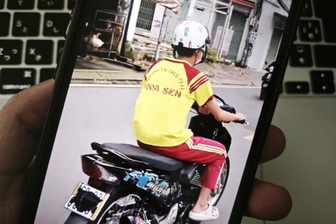 Thiếu niên che biển số bằng khẩu trang khi chạy xe máy ở TPHCM