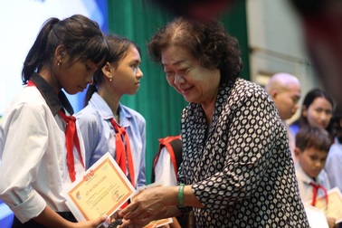 Bình Định: Trao học bổng cho HS dân tộc thiểu số, con em ngư dân nghèo