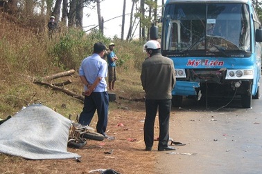 Xe máy tông trực diện ô tô khách, 2 người tử vong