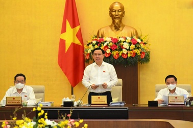 "Chạy" khen thưởng, có "anh hùng" vừa trao danh hiệu xong đã phải xử lý!