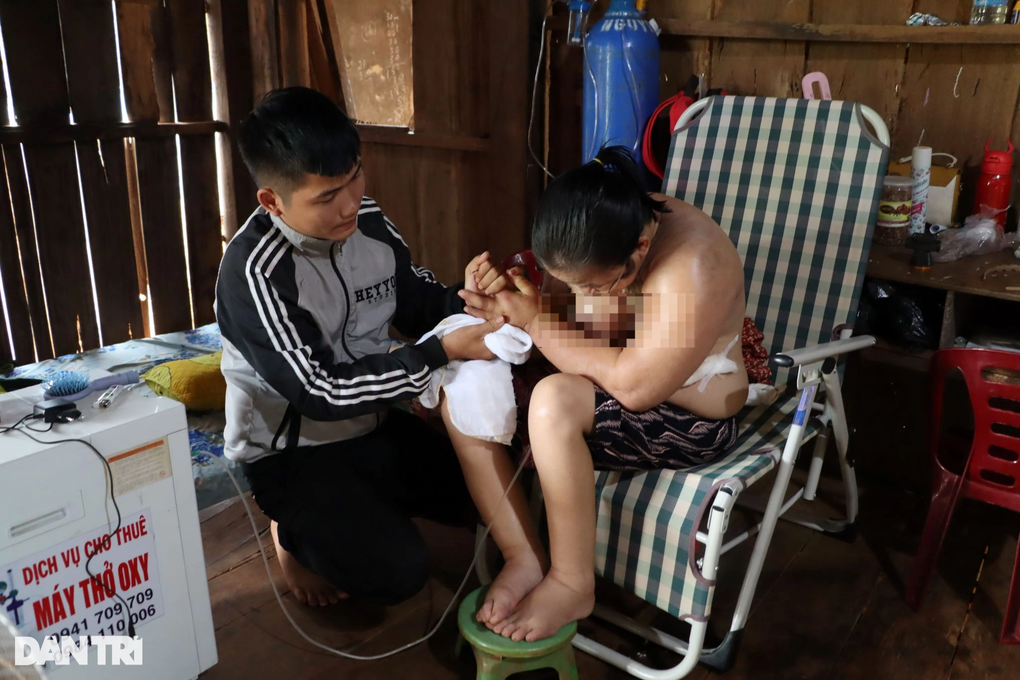 Người phụ nữ gục trên ghế nhiều tháng ròng vì ung thư vú di căn - 2 Người phụ nữ gục trên ghế nhiều tháng ròng vì ung thư vú di căn - 2