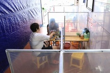 Dịch vụ vách ngăn, tấm chắn tiếp tục "nổ đơn" khi Covid-19 trở lại