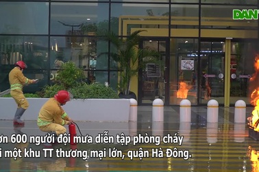 Hơn 600 người đội mưa diễn tập chữa cháy ở Hà Nội