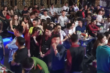 Hơn 300 khách chơi nhốn nháo khi cảnh sát “đột kích” quán bar