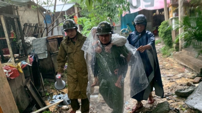 Công an phường Phú Thượng, TP Huế giúp đỡ người dân sơ tán 