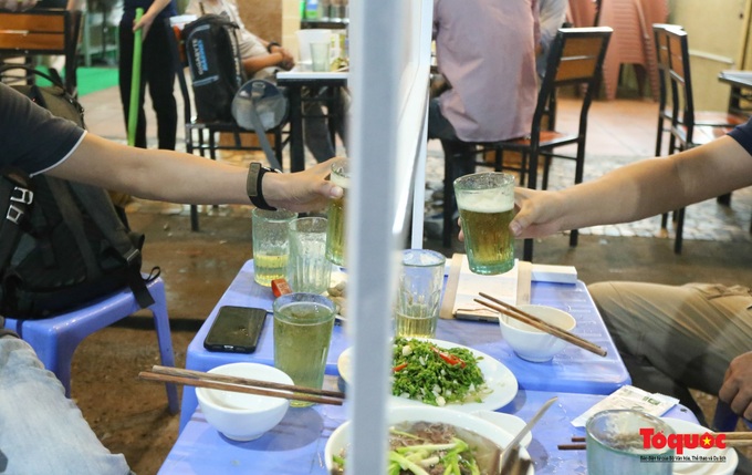 Hà Nội: Hàng quán dựng vách ngăn đảm bảo giãn cách phòng dịch Covid -19 - Ảnh 3. Hà Nội: Hàng quán dựng vách ngăn đảm bảo giãn cách phòng dịch Covid -19 - Ảnh 3.