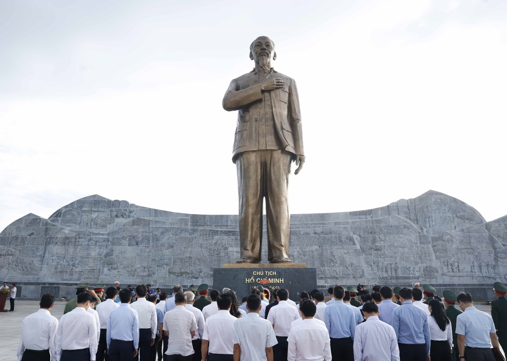 Tổng Bí thư dâng hương trước Tượng đài Chủ tịch Hồ Chí Minh tại Phú Quốc - 3