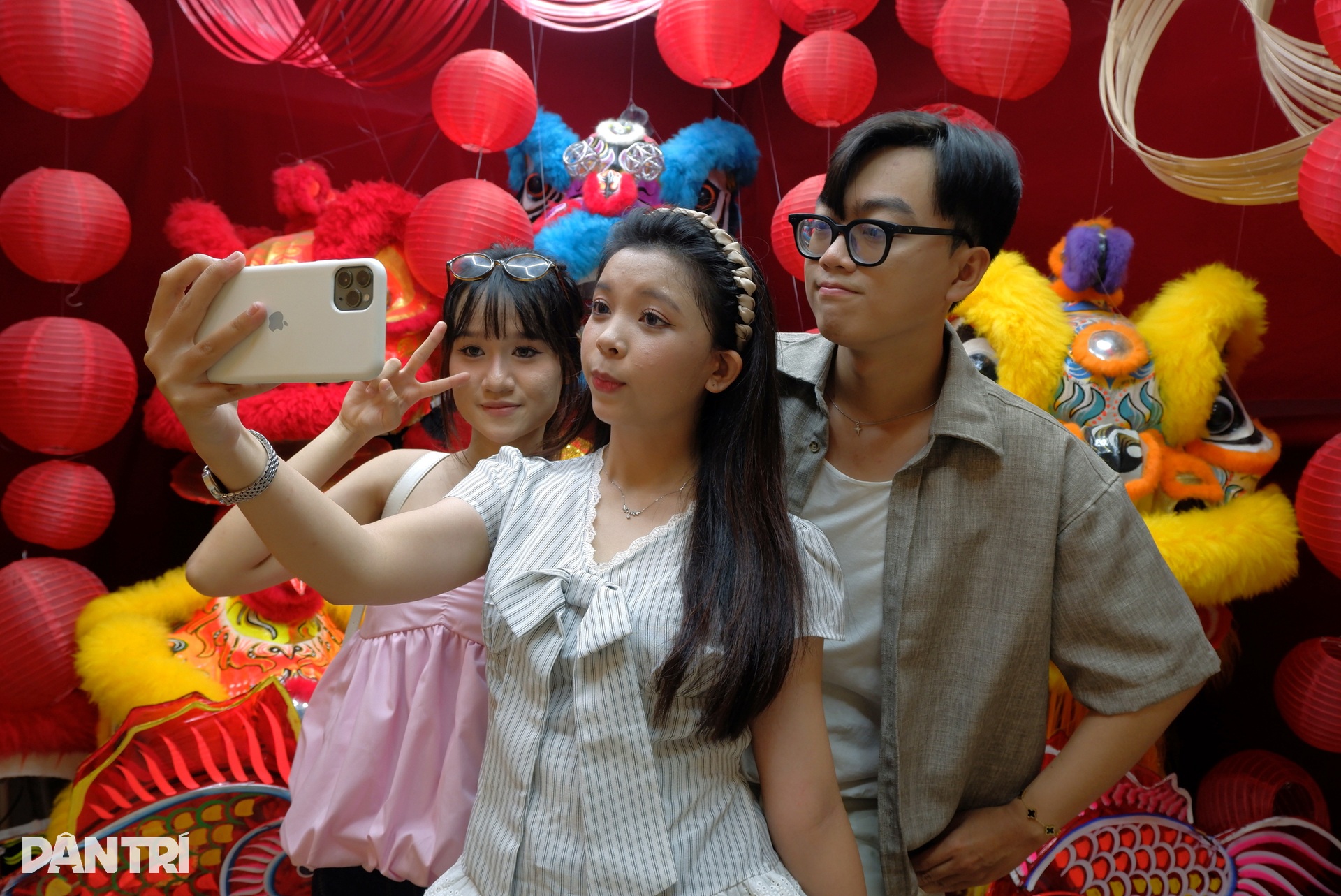Giới trẻ TPHCM hóa thân thành nàng thơ đón Trung thu sớm - 10 Giới trẻ TPHCM hóa thân thành nàng thơ đón Trung thu sớm - 10
