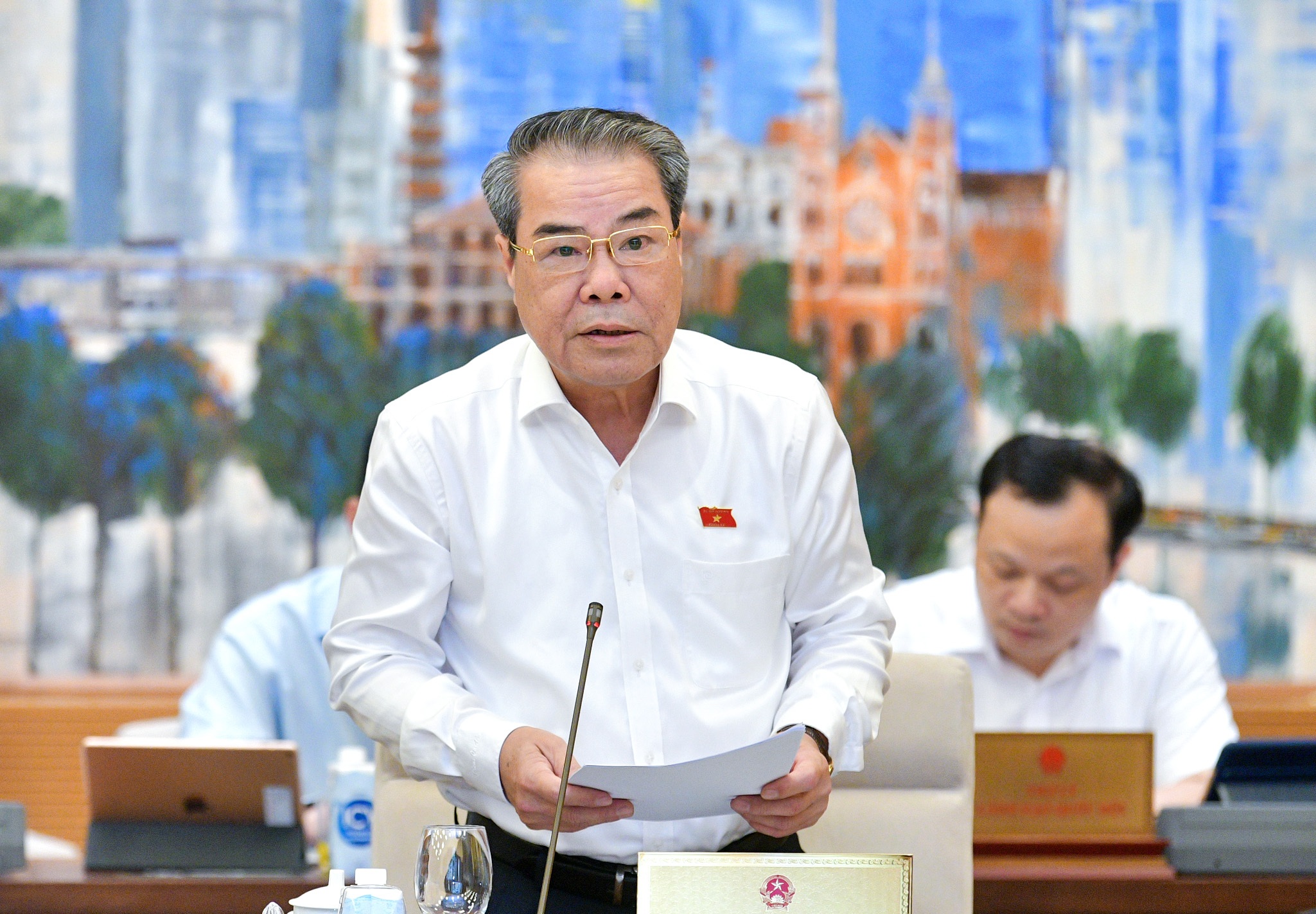 Trưởng ban Dân nguyện Dương Thanh Bình trình bày Báo cáo công tác dân nguyện tháng 3 (Ảnh: Hồng Phong).