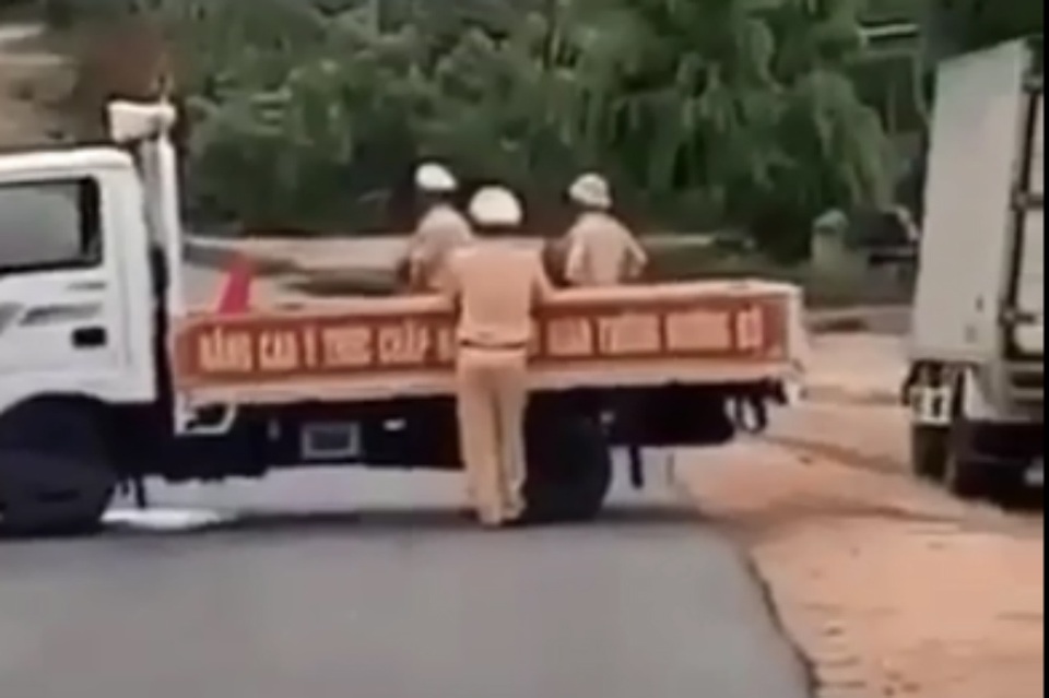 Lãnh án hơn 13 năm tù vì chở gỗ lậu tông vào tổ CSGT - 2 Lãnh án hơn 13 năm tù vì chở gỗ lậu tông vào tổ CSGT - 2