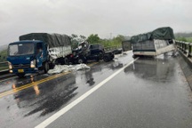 3 ô tô đâm nhau trên cao tốc Nội Bài - Lào Cai, 2 người thương vong