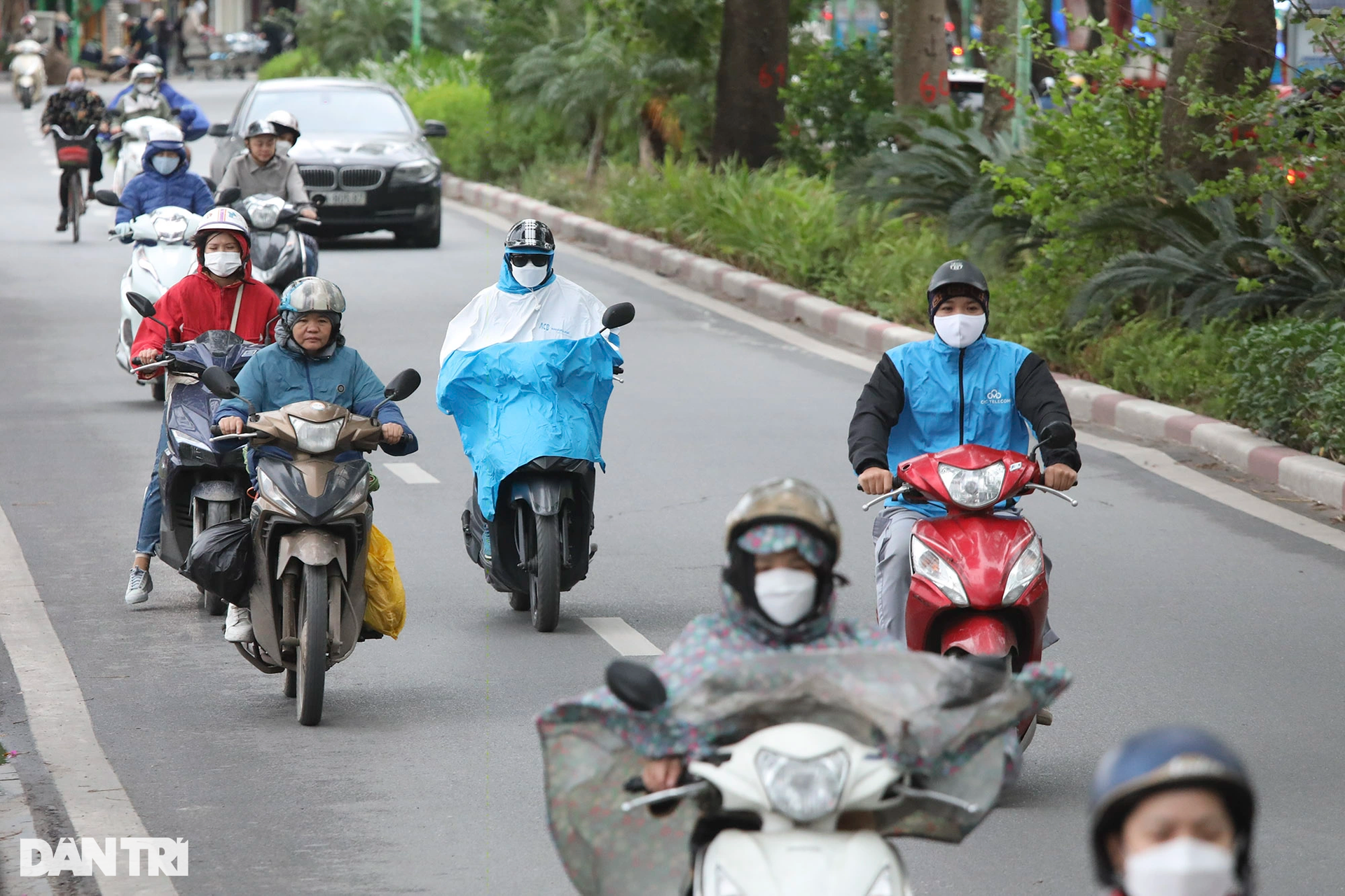 Mưa rét tràn về Hà Nội, người dân co ro trong nhiều lớp áo ấm - 2 Mưa rét tràn về Hà Nội, người dân co ro trong nhiều lớp áo ấm - 2