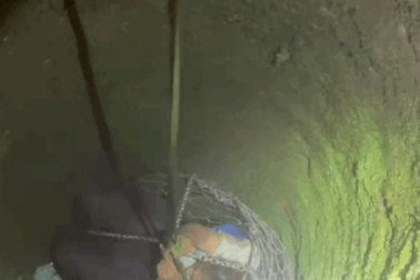 Cô gái trẻ mắc kẹt nhiều giờ dưới giếng sâu 18m