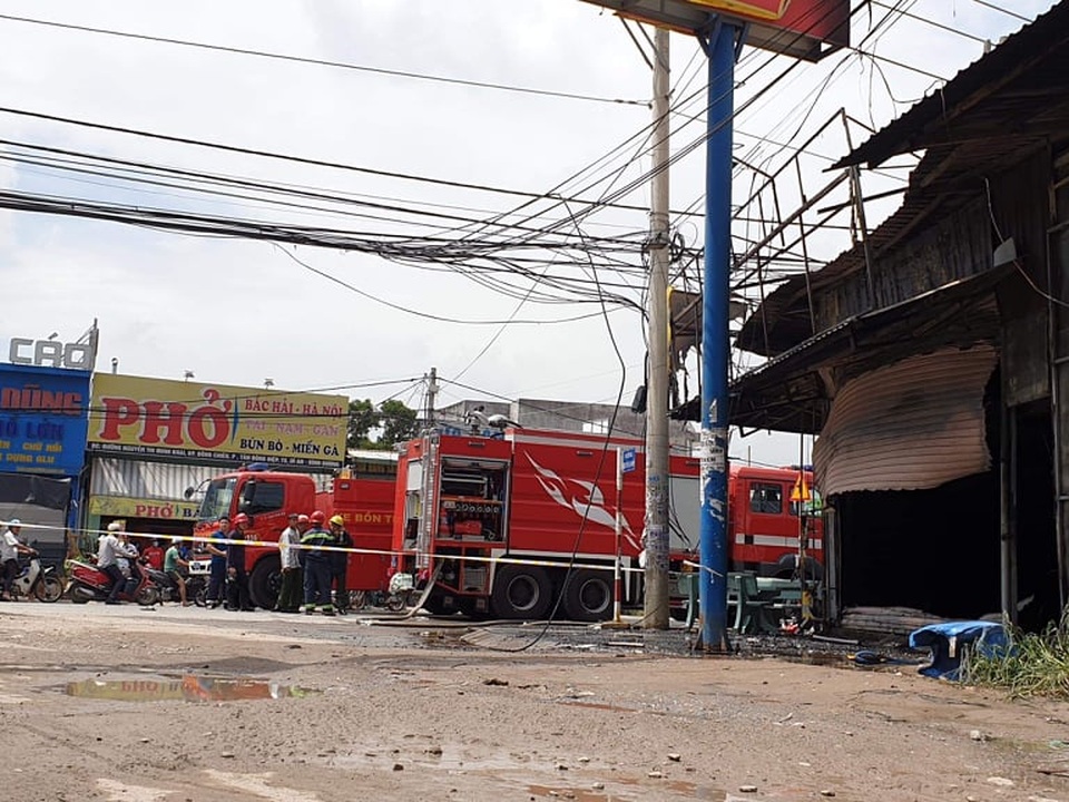 Ba người tử vong trong vụ cháy tiệm cầm đồ - 3 Ba người tử vong trong vụ cháy tiệm cầm đồ - 3