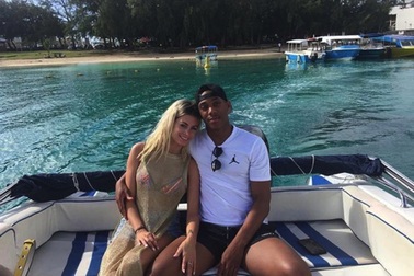 Ngôi sao MU ân hận vì ngoại tình ngay lúc vị hôn thê bầu bí