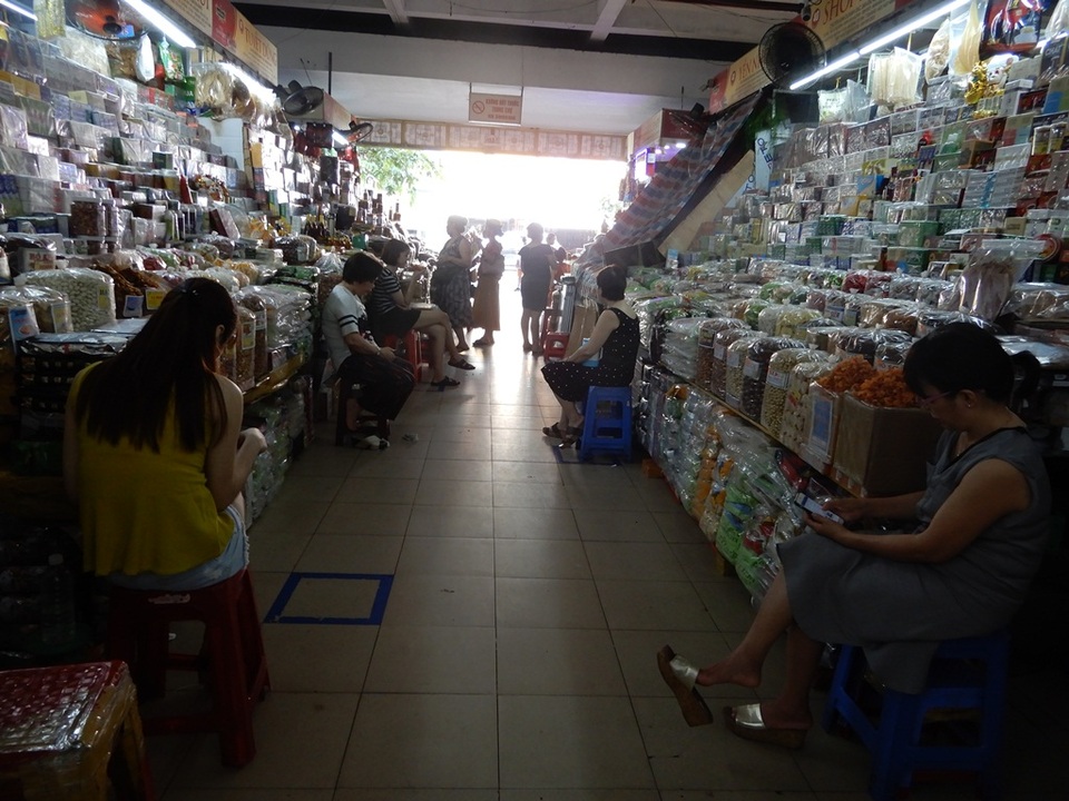Chợ Hàn vẫn vắng bóng du khách, nhiều sạp hàng còn “cửa đóng then cài” - 6 Chợ Hàn vẫn vắng bóng du khách, nhiều sạp hàng còn “cửa đóng then cài” - 6