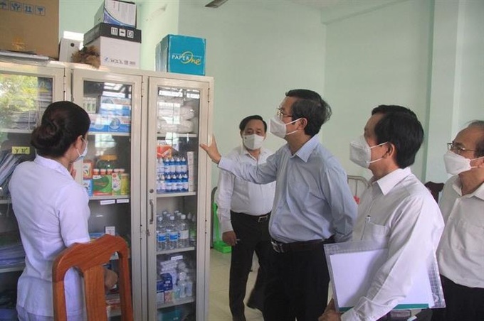 Lãnh daojdj Bộ GD&ĐT kiểm tra y tế phục vụ công tác phòng, chống dịch Covid-19 tại Trường Tiểu học Hồ Văn Huê (Long An).