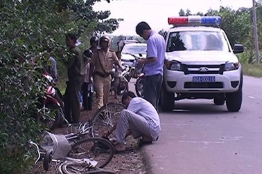 Chạy nhanh mất lái, xe tải cán chết 2 học sinh