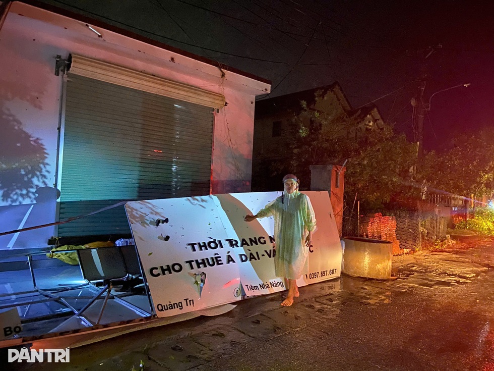 Người dân miền Trung trắng đêm trong tâm bão Bualoi - 8 Người dân miền Trung trắng đêm trong tâm bão Bualoi - 8