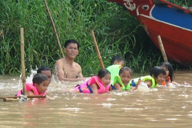 Ngành giáo dục vùng sông nước nỗ lực dạy bơi cho học sinh