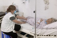 Bệnh viện ở TPHCM phải kê thêm nhiều băng ca vì bệnh nhân hô hấp gia tăng