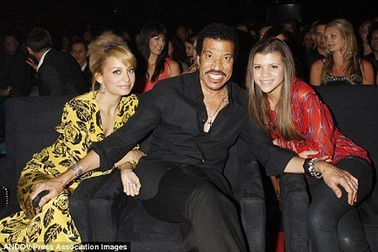 Lionel Richie lần đầu tiên song ca với con gái bản hit “Hello”