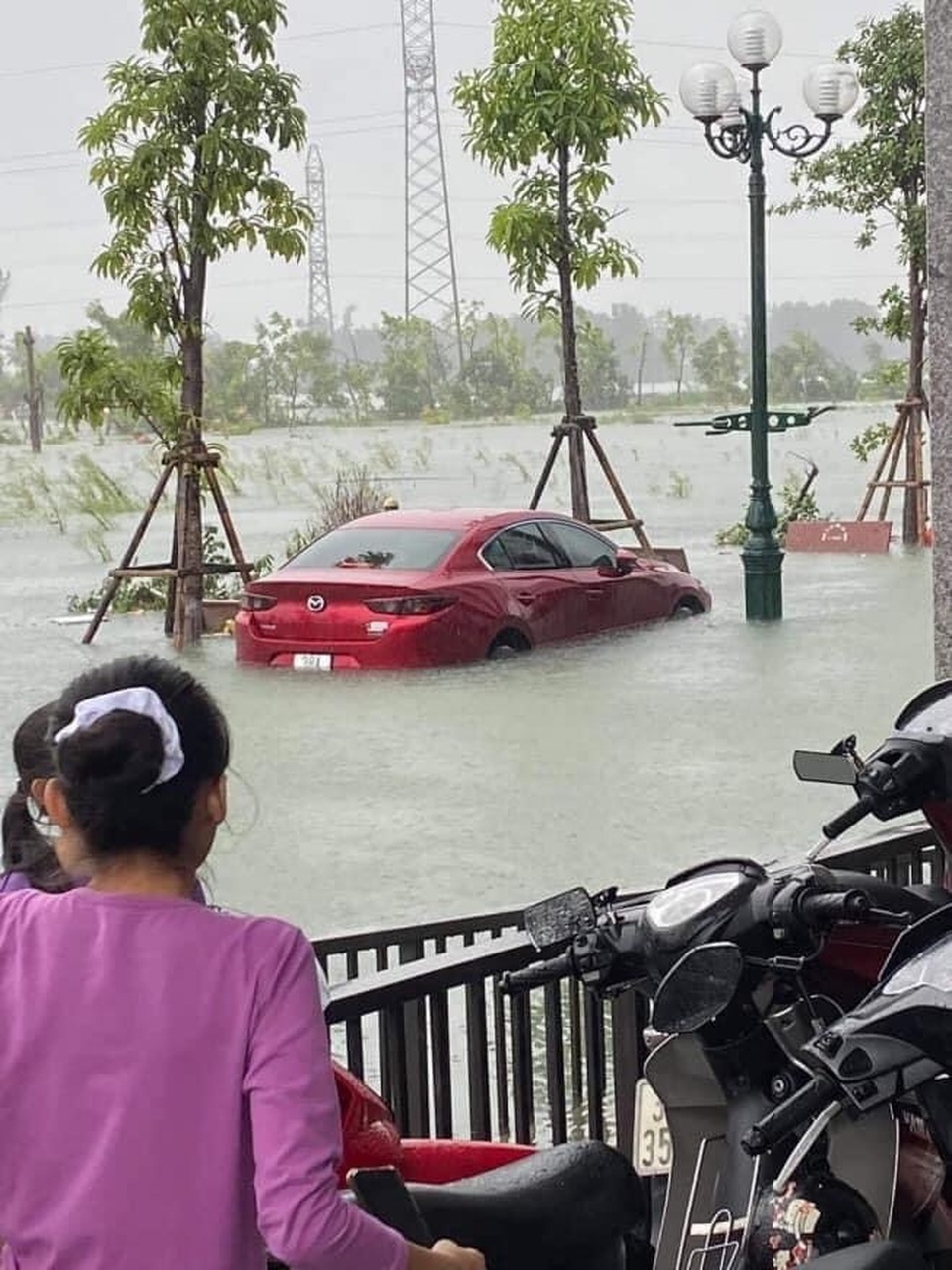 Muôn kiểu tránh ngập, chống bão cho ô tô được cư dân mạng chia sẻ rần rần - 2 Muôn kiểu tránh ngập, chống bão cho ô tô được cư dân mạng chia sẻ rần rần - 2