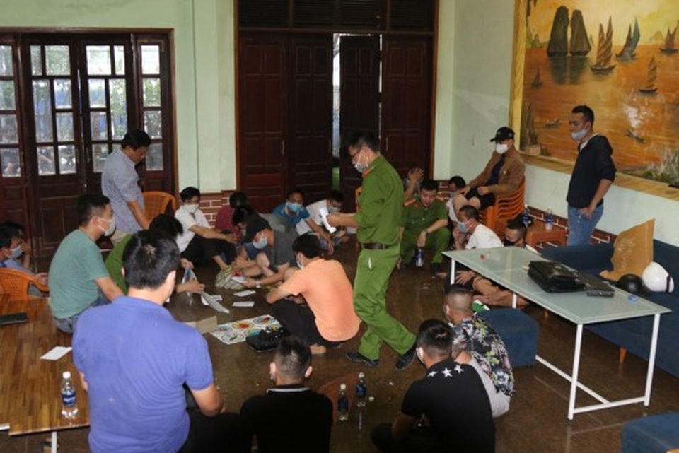 Phá sới xóc “bầu cua”, thu giữ hơn 100 triệu đồng - 1 Phá sới xóc “bầu cua”, thu giữ hơn 100 triệu đồng - 1