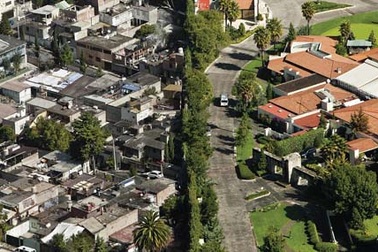 Bức tường ngăn cách giữa khu ổ chuột và khu nhà giàu ở Mexico