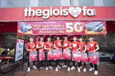 "Mỹ nam đường phố" tặng quà cho phái đẹp ngày 8/3