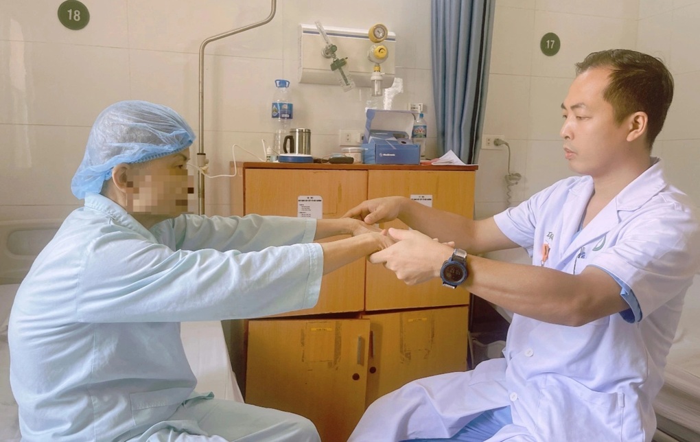 Bệnh nhân thoát cảnh 7 năm chân tay run rẩy nhờ cuộc phẫu thuật thức tỉnh - 2