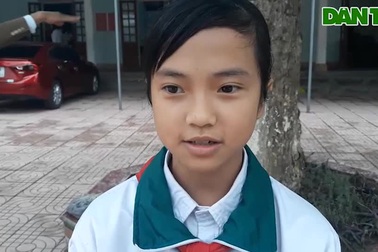 Hai học sinh trả lại tiền cho người mất