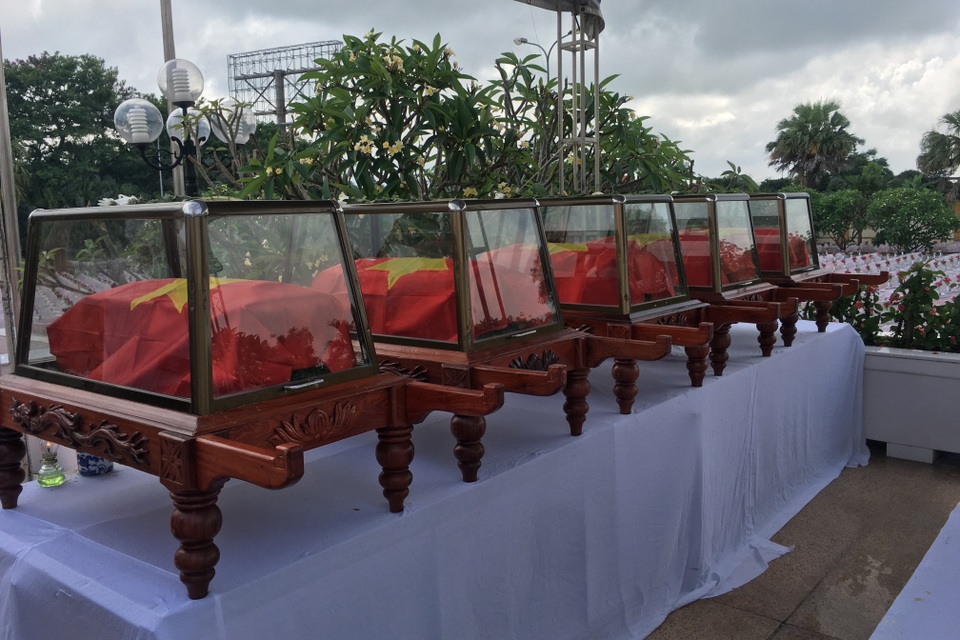Thiêng liêng giây phút đón các anh về với đất mẹ - 11 Thiêng liêng giây phút đón các anh về với đất mẹ - 11