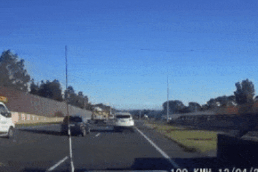 Húc đuôi xe con, SUV ngã lật ngửa