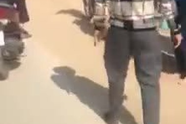 Clip nam thanh niên dùng dao khống chế nữ sinh