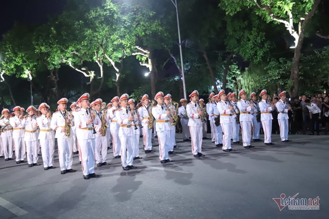Đại tướng Tô Lâm say sưa hoà cùng dòng người thưởng thức dàn kèn bên Hồ Gươm - Ảnh 5. Đại tướng Tô Lâm say sưa hoà cùng dòng người thưởng thức dàn kèn bên Hồ Gươm - Ảnh 5.