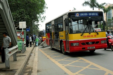 Bị ngã khi lên xe buýt, một phụ nữ nhập viện