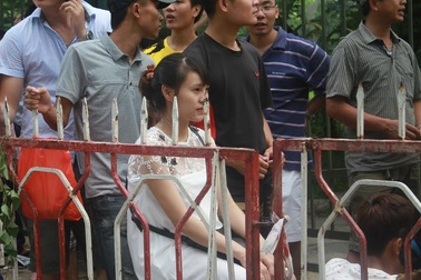 Bà bầu 8 tháng chờ từ 3h sáng để mua vé xem U19 Việt Nam