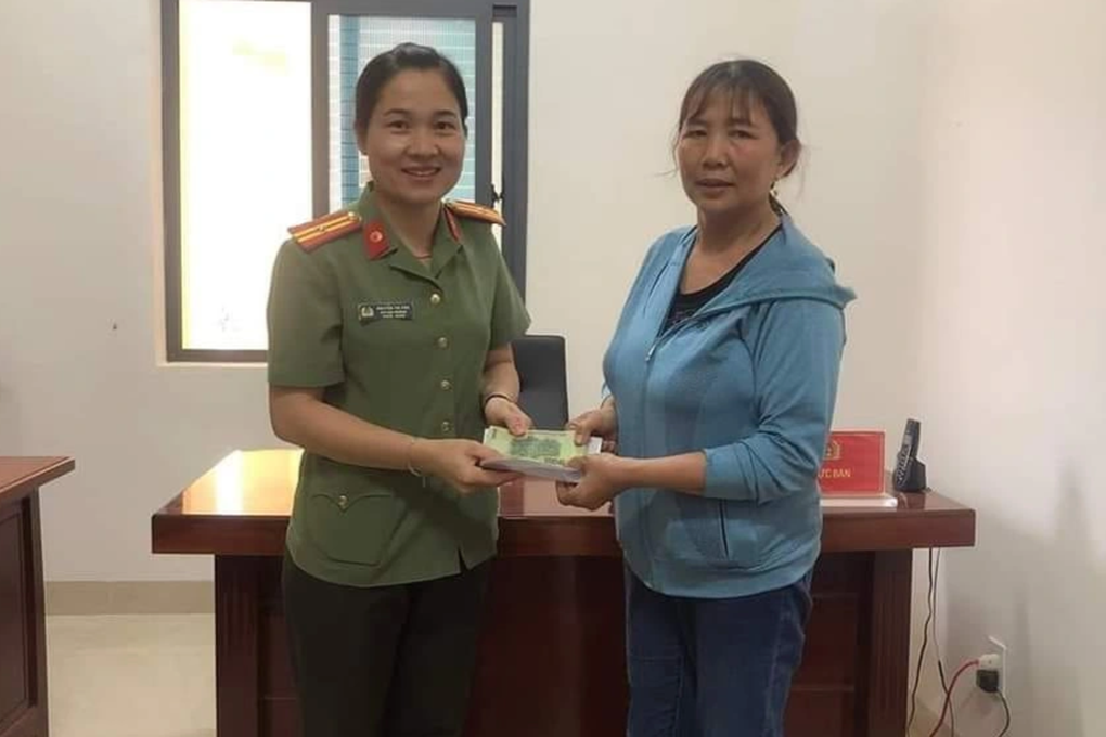 Thiếu tá công an trả lại bọc tiền nhặt được bên đường - 1 Thiếu tá công an trả lại bọc tiền nhặt được bên đường - 1