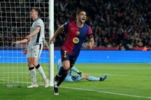 Hàng công tỏa sáng, Barcelona tạo khoảng cách 3 điểm với Real Madrid