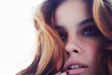 “Chân dài” sinh năm 1993 nổi bật tại lễ hội thời trang