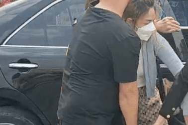 Cô gái bị nhóm người đánh ghen cắt tóc, lột đồ giữa đường